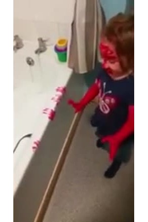 شاهد هذه الطفلة التي أرادت أن تشبه بطلها المفضل الرجل العنكبوت .. فماذا فعلت