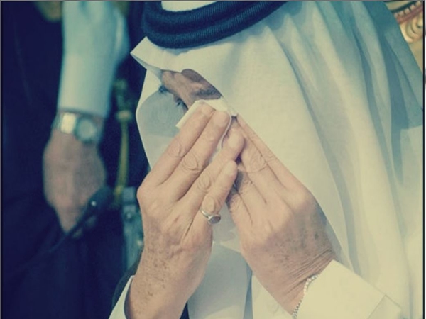 شاهد دموع الملك سلمان أثناء تخرج دفعة طلاب مدارس الرياض
