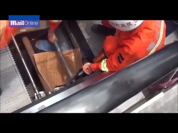بالفيديو .. إنقاذ رجل من موت محقق