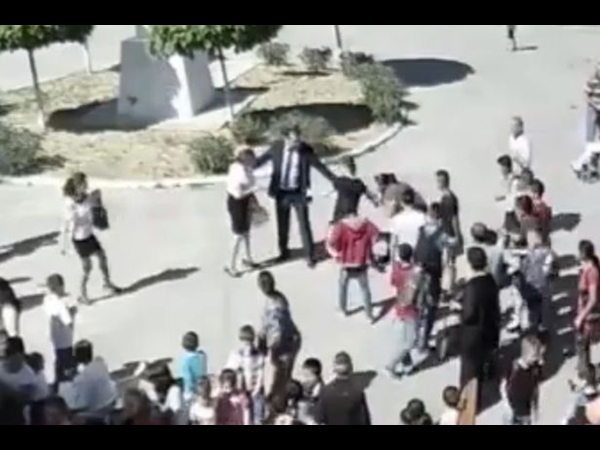 يصفع معلمة على وجهها أمام الطلبة .. شاهد السبب