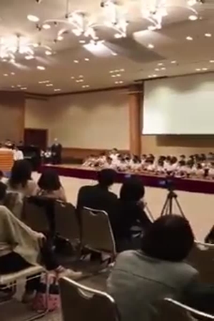 هكذا يدعم اليابانيون بعضهم .. شاهد الفيديو