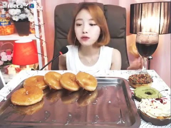 مقدمة برامج تتناول العشاء مع المشاهدين عبر الإنترنت