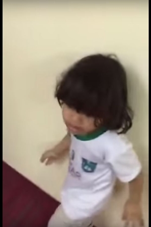 بالفيديو .. ضرب طفل سعودي على وجهه بسبب انتمائه الرياضي!!