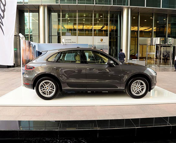 Motor Village يجمع السيارات الفارهة في دبي