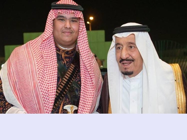 شاهد دموع الملك سلمان أثناء تخرج دفعة طلاب مدارس الرياض