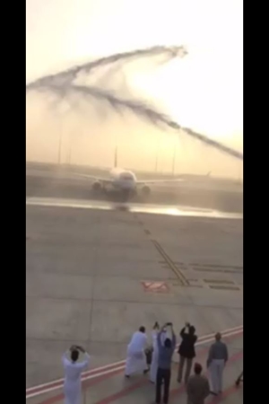 شاهد واحد من أغرب الاحتفالات بهبوط طائرة في الصالة الجديدة