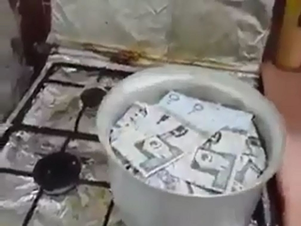 شاهد سعودي يطبخ الريالات .. ولكن ما السبب