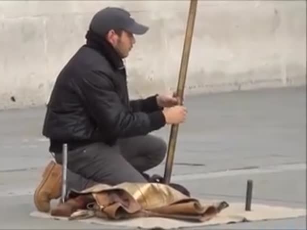 أخيرًا .. كُشف السر عن الجالسين على الهواء .. بالفيديو