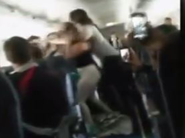 الأمن يلقي القبض على 5 سيدات بسبب ما قمن به على متن طائرة محلقة