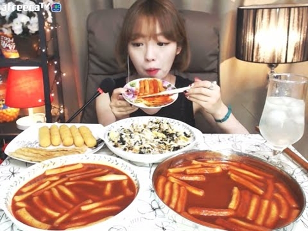 مقدمة برامج تتناول العشاء مع المشاهدين عبر الإنترنت