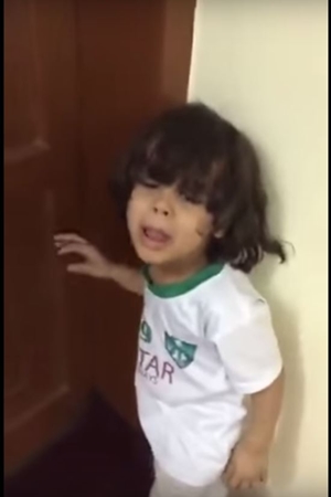 بالفيديو .. ضرب طفل سعودي على وجهه بسبب انتمائه الرياضي!!