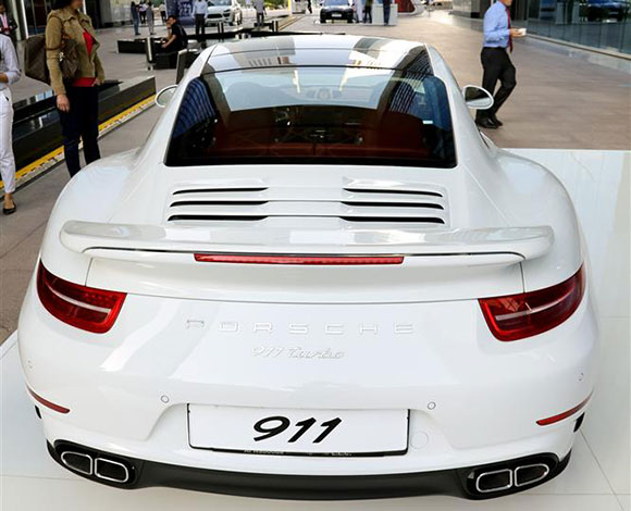 Motor Village يجمع السيارات الفارهة في دبي