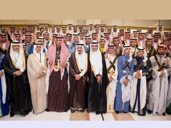 شاهد دموع الملك سلمان أثناء تخرج دفعة طلاب مدارس الرياض