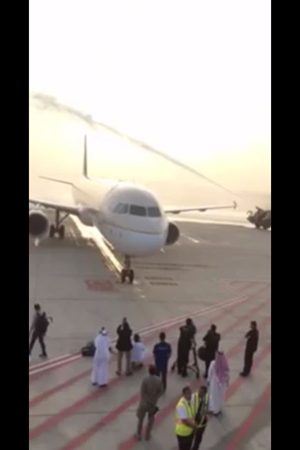 شاهد واحد من أغرب الاحتفالات بهبوط طائرة في الصالة الجديدة