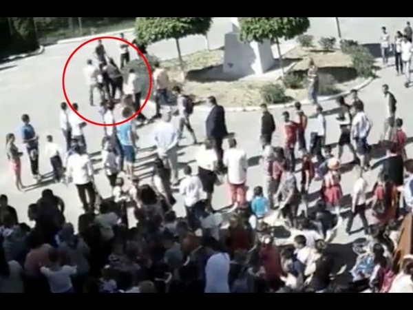 يصفع معلمة على وجهها أمام الطلبة .. شاهد السبب