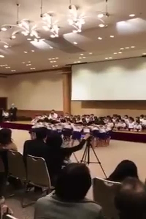 هكذا يدعم اليابانيون بعضهم .. شاهد الفيديو