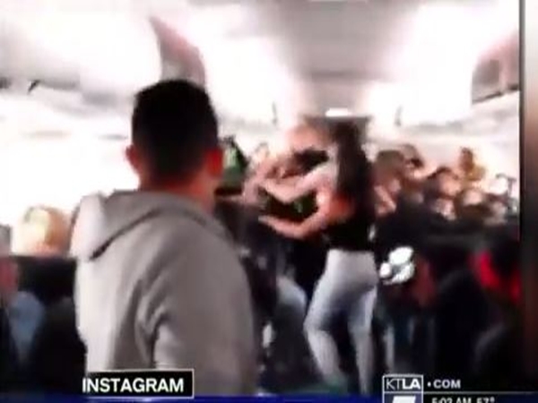 الأمن يلقي القبض على 5 سيدات بسبب ما قمن به على متن طائرة محلقة