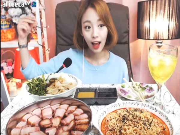 مقدمة برامج تتناول العشاء مع المشاهدين عبر الإنترنت