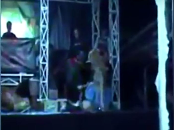 شاهد ثعبان يلدغ مغنية أثناء وقوفها على المسرح وظلت تغني حتى ماتت