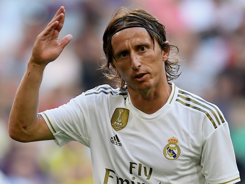 لوكا مودريتش يرتدي الزي الإماراتي