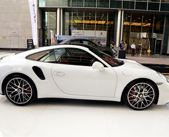 Motor Village يجمع السيارات الفارهة في دبي