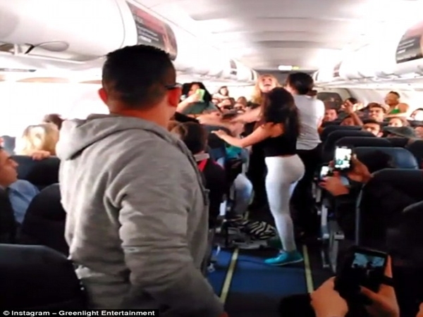 الأمن يلقي القبض على 5 سيدات بسبب ما قمن به على متن طائرة محلقة