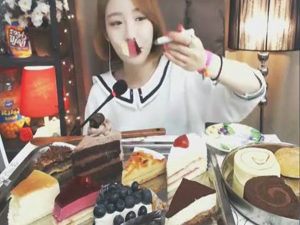 مقدمة برامج تتناول العشاء مع المشاهدين عبر الإنترنت