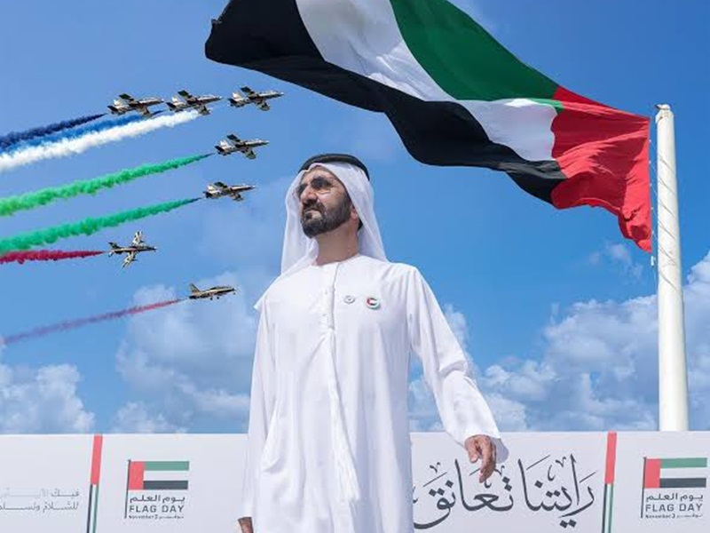 فيديو يوثق لحظة رفع محمد بن راشد لعَلَم الإمارات في ساحة "برج خليفة"