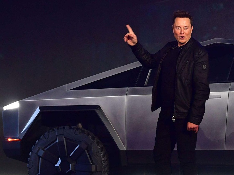 إيلون ماسك يتعرض للإحراج الشديد بسبب شاحنة "تسلا" المصفحة الجديدة