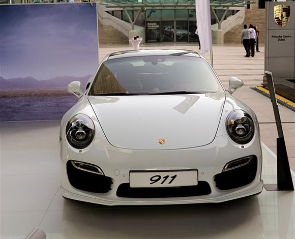 Motor Village يجمع السيارات الفارهة في دبي