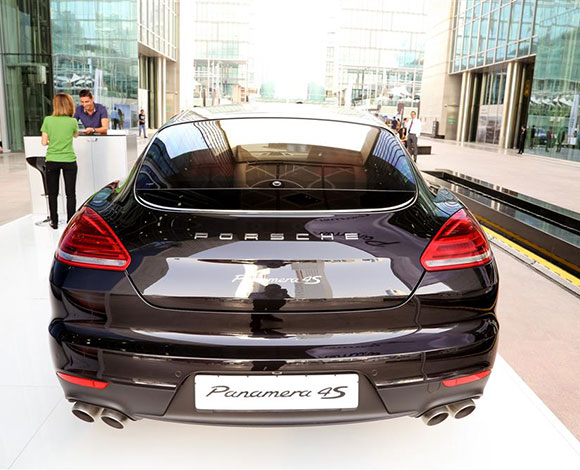 Motor Village يجمع السيارات الفارهة في دبي