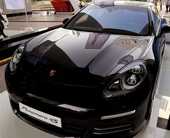 Motor Village يجمع السيارات الفارهة في دبي