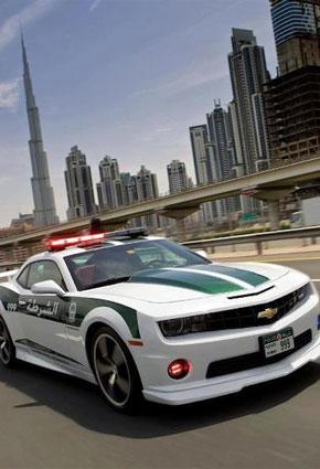 هكذا تباهت شرطة دبي بسياراتها الفاخرة !