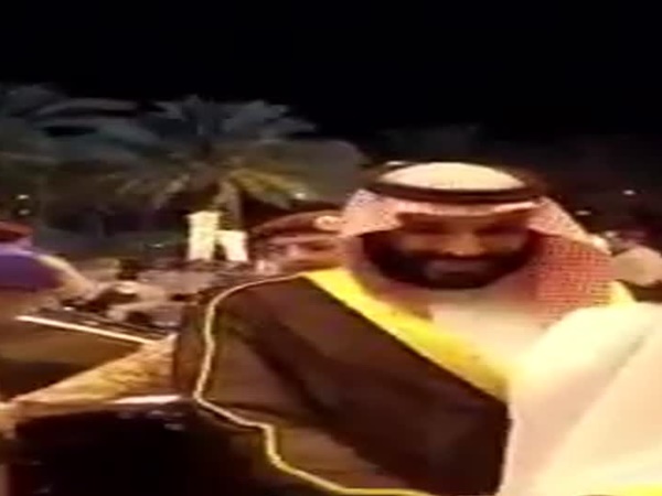شاهد بالفيديو .. ولي العهد في مشهد متواضع مع أحد المواطنين