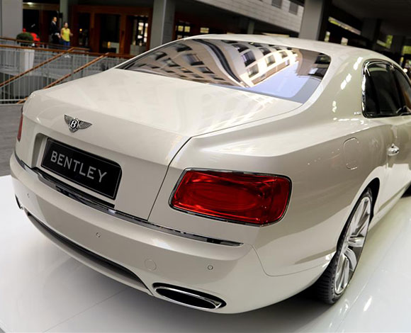 Motor Village يجمع السيارات الفارهة في دبي