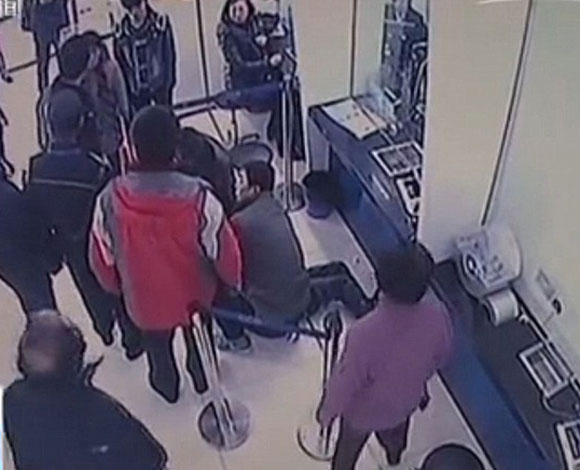 أغرب عملية سرقة تضحك الرهائن بدل إخافتهم!