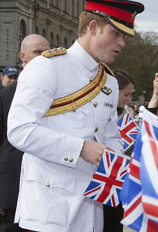 الأمير هاري يلفت الأنظار ببذلته الرسمية في أستونيا