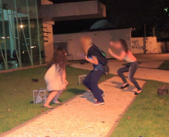 بالفيديو  والصور : طفلة ترعب المارة بوجهها المخيف 