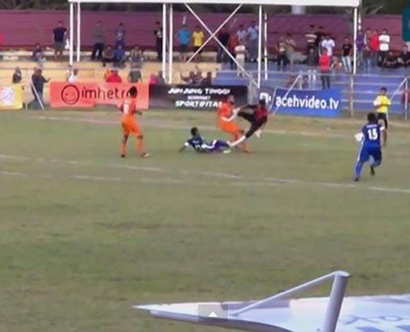 بالفيديو والصور- وفاة لاعب بالدوري الإندونيسي بعدما تلقى ركله من حارس مرمى الخصم