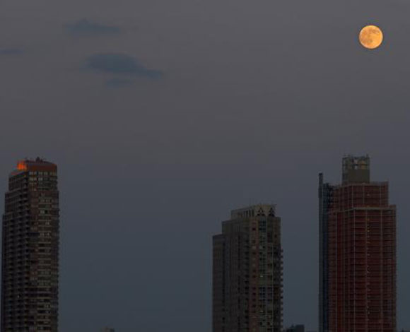 "Supermoon" الظاهرة القمرية الكاملة... بالصور