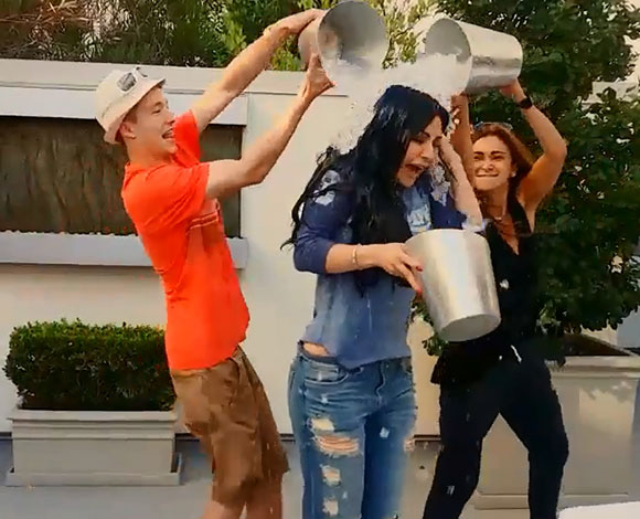 بالفيديو: من تحدت هيفا وهبي بعد الـ Ice Bucket Challenge؟
