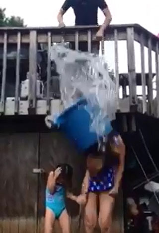 بالفيديو: أسوأ تحديات دلو الثلج Ice Bucket Challenge