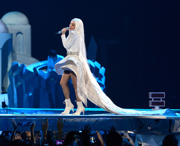 "Lady Gaga" تفتتح جولتها العالمية من دبي  
