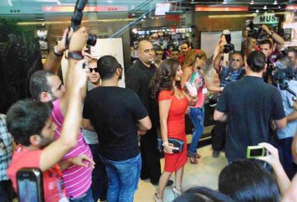 اليسا تتخلى عن حارسها الشخصي بسبب 20 دولار
