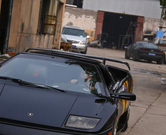 "Lamborghini Diablo" بنسخة مميزة لمحبي سباق السيارات والتفحيط