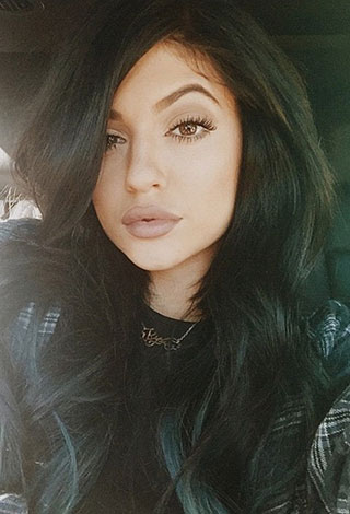 بالصور: كايلي جينر تخطف الأنظار إلى جانب صديقتها 