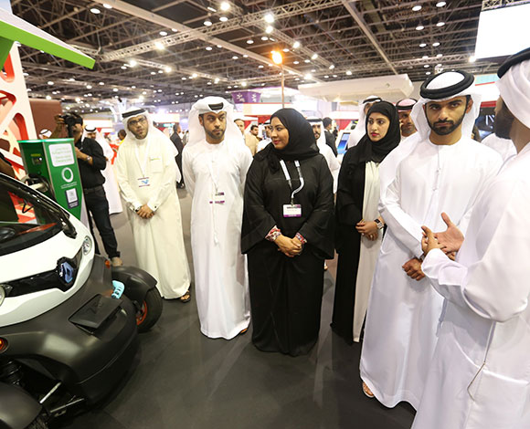 الشيخ منصور آل مكتوم يطّلع على خدمات ومبادرات هيئة كهرباء ومياه دبي الذكية خلال معرض "جيتكس 2014"