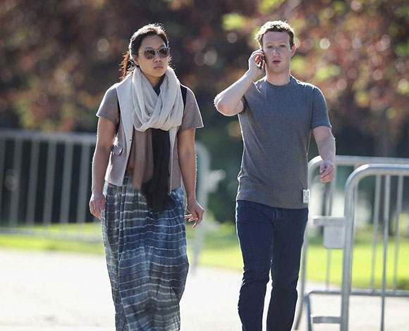 هذا هو السر وراء ارتداء زوكربيرغ التي شيرت نفسه