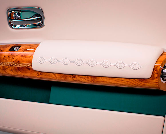 دبي تستقبل "Rolls-Royce Maharaja Phantom Drophead Coupe"