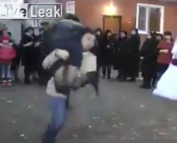 بالفيديو- شاب يخطف فتاة رقص معها أمام أعين أهلها
